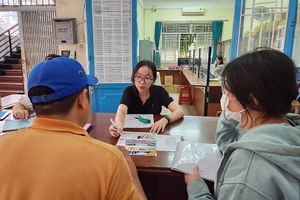 Nhân viên Trung tâm GDNN-GDTX quận Tân Bình tư vấn cho phụ huynh học sinh về chương trình học.