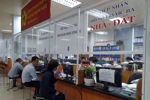 Người dân đến làm thủ tục nhà đất giảm mạnh nửa đầu năm 2023.