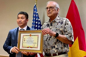 Ông Phan Anh Sơn, Đại sứ Việt Nam tại Mỹ, trao kỷ niệm chương cho cựu PV chiến trường Mỹ Ronald Haeberle.