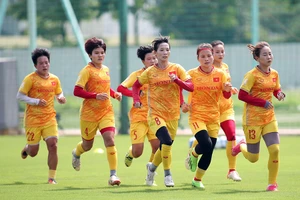 Thùy Trang (8) dù lớn tuổi nhất đội nhưng không bao giờ chịu thua các cầu thủ đàn em về khối lượng tập luyện, thậm chí còn nằm trong nhóm dẫn đầu.