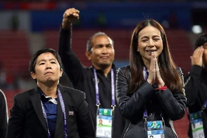 Madam Pang (phải) và nữ HLV Nuengrutai Srathongvian (trái), người mà bà Pang nói rằng đã hy sinh cả giới tính, hạnh phúc gia đình của mình cho bóng đá nữ Thái Lan.