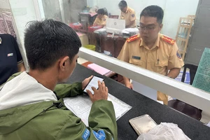 Người dân đến làm thủ tục thu hồi đăng ký, biển số xe tại Đội Đăng ký, quản lý phương tiện giao thông cơ giới đường bộ TP.HCM.