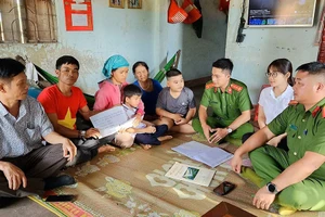 Thiếu tá Lê Tấn Thành (bìa phải) cùng đại diện lãnh đạo địa phương, Công an xã Ea Uy trao tiền vận động cho gia đình chị Lý Thị Lan.