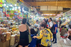 Chợ Bến Thành luôn thu hút đông đảo du khách quốc tế đến tham quan, mua sắm.