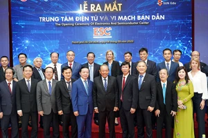 Các đại biểu tại buổi lễ ra mắt Trung tâm điện tử, vi mạch bán dẫn tại Khu công nghệ cao TP.HCM.