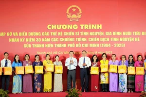 Chủ tịch nước Võ Văn Thưởng và Bí thư Thành ủy TP.HCM Nguyễn Văn Nên tặng quà cho các gia đình nuôi tiêu biểu.