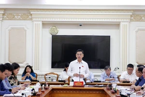Phó Chủ tịch HĐND TP.HCM Nguyễn Văn Dũng chủ trì buổi giám sát.