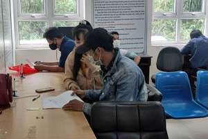 Người dân đến cơ quan BHXH TP.HCM thực hiện các thủ tục liên quan đến BHXH.