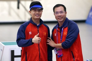 Phạm Quang Huy (trái) mang về huy chương vàng bắn súng hiếm hoi cho đoàn thể thao Việt Nam.