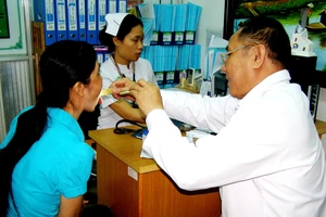 Tiền lương và thu nhập của nhân viên y tế cần được tính toán lại cho phù hợp.