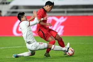 Một trận đấu khó khăn của thầy trò HLV Troussier trước Hàn Quốc.