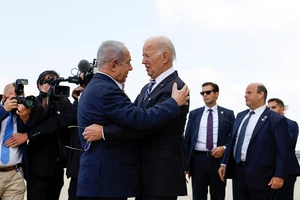 Thủ tướng Israel Benjamin Netanyahu (trái) đón Tổng thống Mỹ Joe Biden tại Tel Aviv (Israel) vào ngày 18-10.