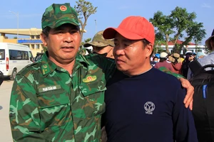 Thuyền trưởng Lương Văn Viên bật khóc khi gặp người thân.