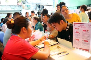 Ứng viên đang tìm hiểu về các vị trí tuyển dụng tại sàn giao dịch việc làm cho người khuyết tật.