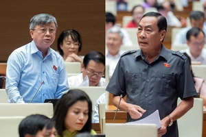 ĐB Trương Trọng Nghĩa (trái, Đoàn ĐBQH TP.HCM) và ĐB Phạm Văn Hòa (Đoàn ĐBQH tỉnh Đồng Tháp) nêu ý kiến tại phiên thảo luận.