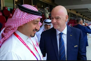Chủ tịch LĐBĐ Saudi Arabia Yasser Al Mishal và Chủ tịch FIFA Gianni Infantino.