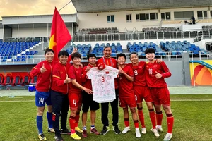 HLV Mai Đức Chung chia tay các học trò sau trận đấu cuối vòng loại Olympic Paris 2024.