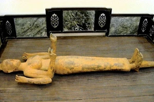 Bức tượng nữ thần Durga bốn tay.