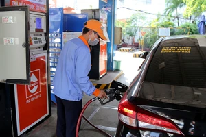 Khách hàng đang đổ xăng tại một cửa hàng ở TP.HCM.