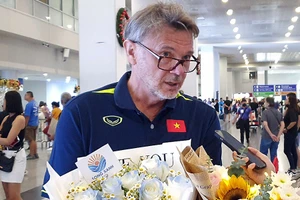 HLV Troussier khẳng định vẫn trung thành với triết lý giúp đội tuyển Việt Nam thành một khối mạnh mẽ.