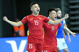 Khổng Đình Hùng (15) trong màu áo đội tuyển futsal Việt Nam.