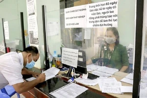 Người dân làm thủ tục hưởng trợ cấp thất nghiệp tại Trung tâm Dịch vụ việc làm TP.HCM.