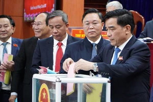 Đại biểu HĐND tỉnh Quảng Nam bỏ phiếu tín nhiệm đối với 28 chức danh.