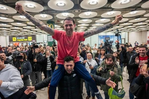 Sanchez được trả tự do và được bạn bè, người thân chung vui.