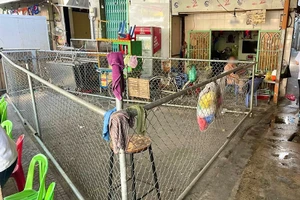 Phần rào chắn phần đất công trước cửa nhà một hộ dân tại phường 10, quận 4 (TP.HCM).