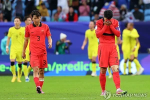 Cầu thủ Hàn Quốc sau trận hòa 3-3 với Malaysia và bị chỉ trích là hèn nhát khi tránh Nhật Bản.