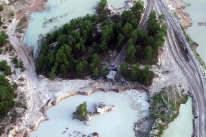 Cơ giới hút cát trái phép ở xã Sơn Mỹ, huyện Hàm Tân, Bình Thuận xuyên Tết.