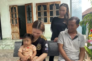 Em Đinh Thị D và con gái hơn một tuổi sống cùng với cha mẹ ở làng Hà Văn Trên, xã Canh Thuận, huyện Vân Canh (Bình Định).