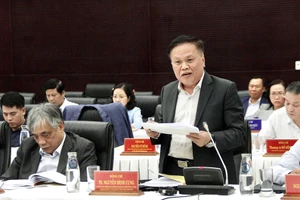 TS Nguyễn Đình Cung, nguyên Viện trưởng Viện Nghiên cứu quản lý kinh tế Trung ương, phát biểu tại hội thảo.