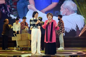 NSND Minh Vương và Lệ Thủy trên sân khấu.