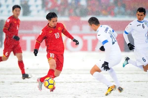 Công Phượng và đồng đội ăn miếng trả miếng với U-23 Uzbekistan dưới tuyết trắng Thường Châu năm 2018.