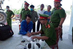 Công an đưa bị can Nguyễn Hữu Chính về nhà ở xã Sơn Mỹ, huyện Hàm Tân sáng 3-4 để thực hiện việc khám xét.