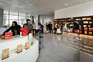 Trung Quốc đang đẩy mạnh việc xây dựng hàng loạt tổng kho ngoại quan sát biên giới Việt Nam, qua đó để đưa hàng hóa vào thị trường Việt Nam nhiều hơn.