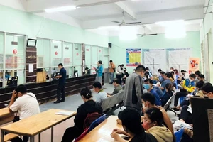 Người dân đến khám chữa bệnh tại BV Quân y 175.