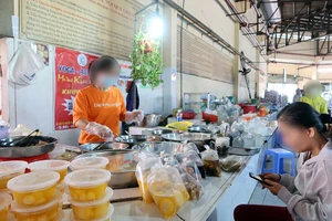 Tiểu thương chợ An Sương, quận 12 luôn đeo găng tay, khẩu trang tuân thủ vệ sinh ATTP.