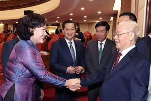 Tổng Bí thư Nguyễn Phú Trọng cùng các đồng chí lãnh đạo Đảng, Nhà nước và đại biểu dự Hội nghị Trung ương lần thứ chín, khóa XIII.