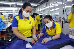 Công nhân một công ty may mặc xuất khẩu ở TP.HCM.