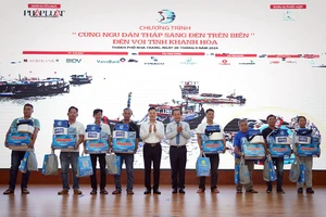 Tổng Biên tập báo Pháp Luật TP.HCM Mai Ngọc Phước và Vụ trưởng, Trưởng Cơ quan thường trực khu vực miền Nam, Ban Tuyên giáo Trung ương Nguyễn Huy Ngọc tặng quà cho bà con ngư dân.