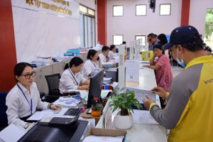 Cán bộ UBND quận Tân Bình, TP.HCM giải quyết thủ tục hành chính cho người dân.