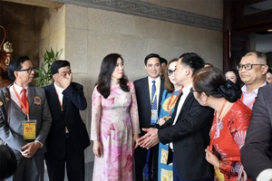 Thứ trưởng Bộ Ngoại giao Lê Thị Thu Hằng, Chủ nhiệm Ủy ban Nhà nước về người Việt Nam ở nước ngoài, trò chuyện cùng kiều bào trong chương trình Xuân quê hương năm 2024.