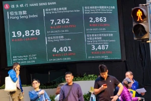 Chỉ số Hang Seng của Hong Kong giảm mạnh vào ngày 7-4.