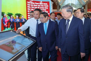 Tổng Bí thư Tô Lâm, Thủ tướng Chính phủ Phạm Minh Chính, Chủ tịch Quốc hội Trần Thanh Mẫn cùng các đồng chí lãnh đạo tham quan gian trưng bày của Cổng TTĐT Chính phủ tại Hội Báo toàn quốc 2025.