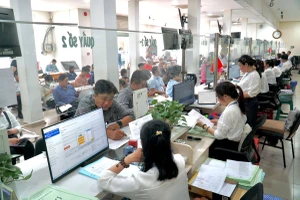 Người dân làm thủ tục hành chính tại bộ phận một cửa quận Bình Tân, TP.HCM.