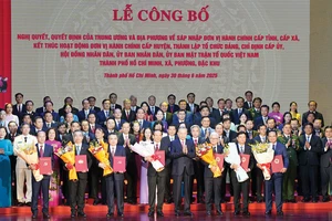 Tổng Bí thư Tô Lâm trao quyết định của Bộ Chính trị cho Bí thư Thành ủy TP.HCM Nguyễn Văn Nên và Ban Thường vụ, Ban Chấp hành Đảng bộ TP.HCM mới.