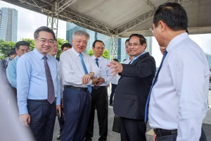 Thủ tướng Phạm Minh Chính và các đại biểu cùng khảo sát thực địa nơi được xây dựng Trung tâm tài chính quốc tế tại TP.HCM.