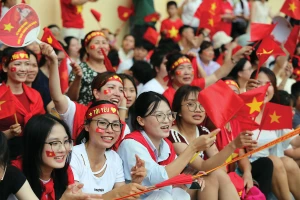 Người dân chào đón chiến sĩ tham gia tổng hợp luyện diễu binh, diễu hành hướng đến đại lễ 2-9.